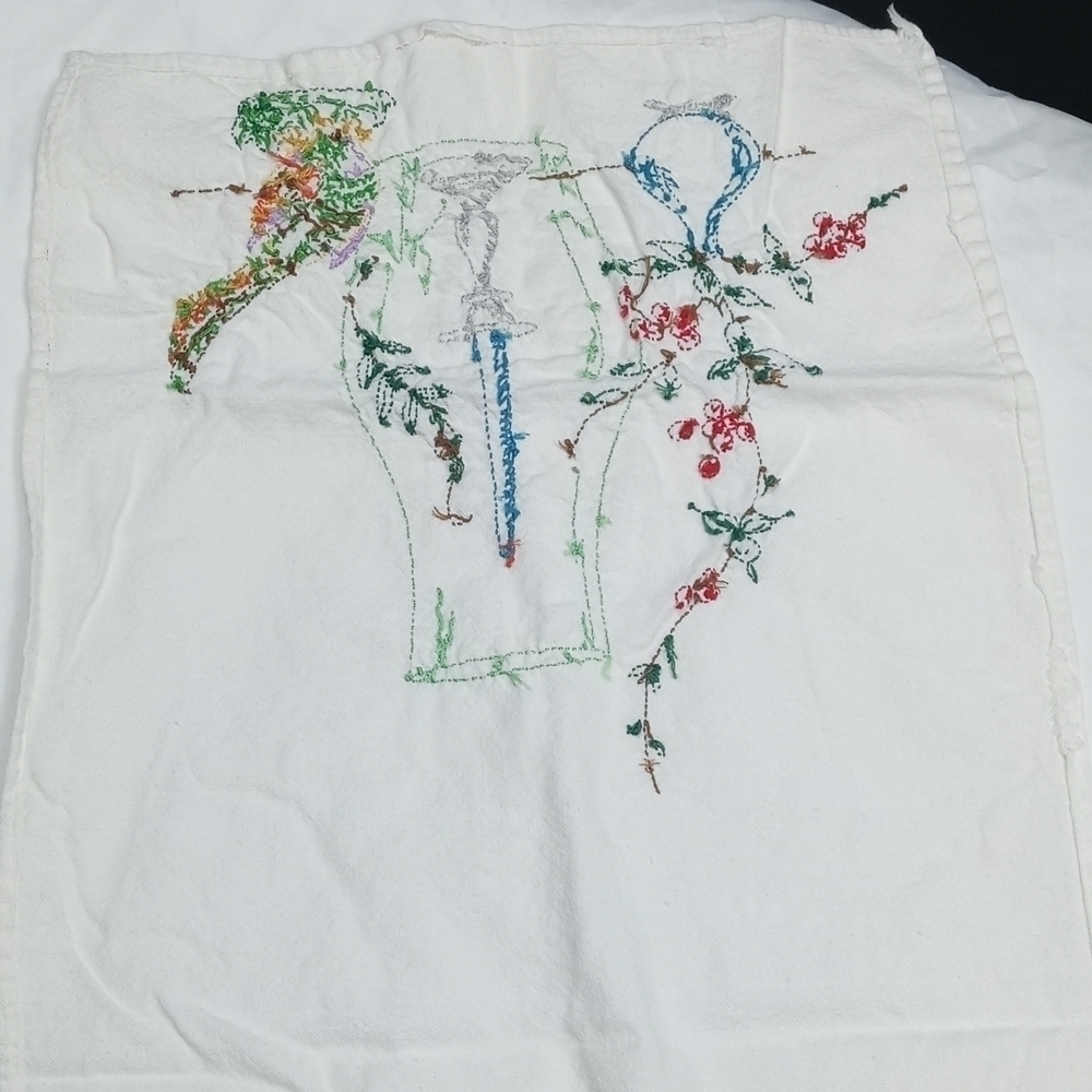 Embroidered table runner - Picture 7 of 7